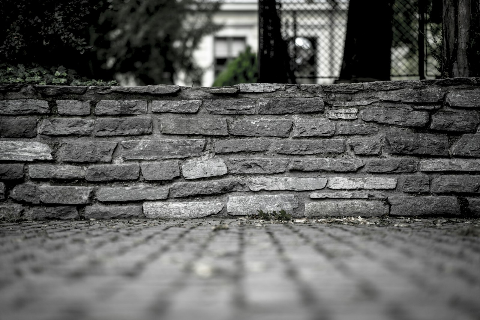 Stacked segmental block retaining wall with a capped top course